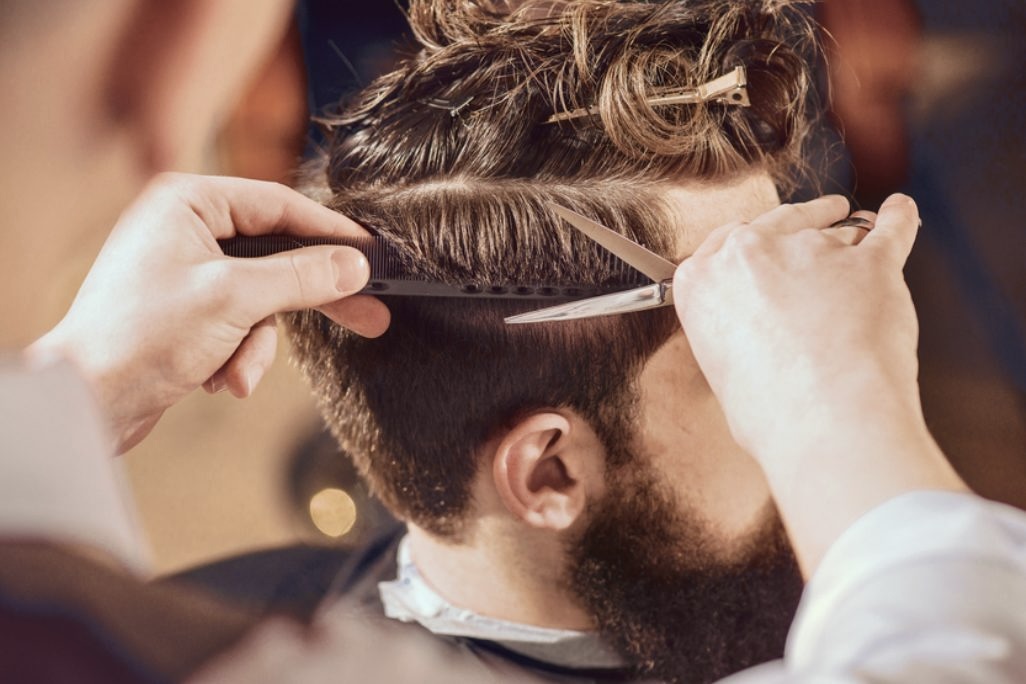 Opción #1: corte de cabello + corte de barba (regalía cejas)